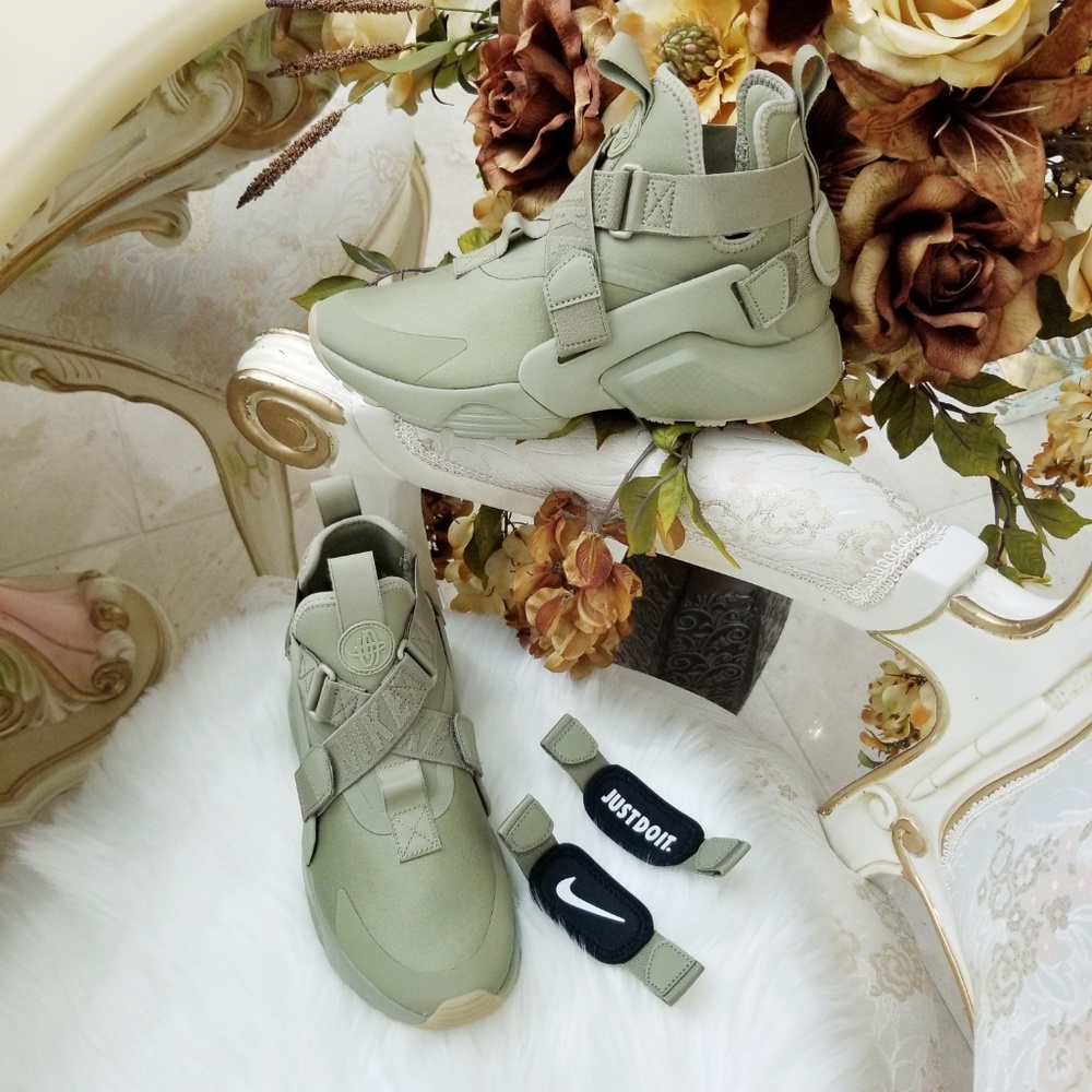 Nike Women' Air Huarache City Neutral Olive - Picture 4 of 8
